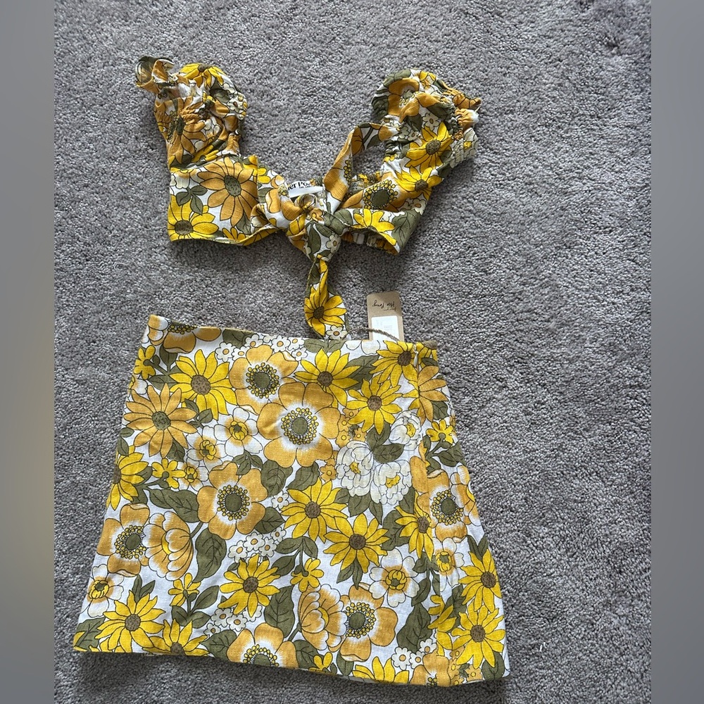 Her pony the label buttercup set size 6 skirt and top size 6.
